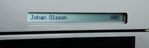 D-box digital visar med namnskylt. Mindre slitage och enklare att byta ut namnet från datorn.